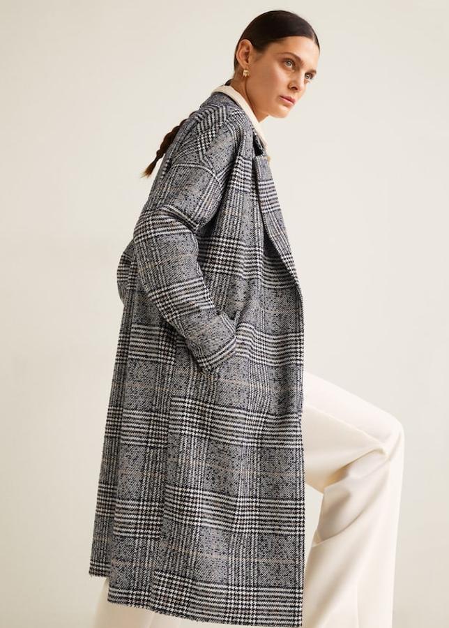 Abrigo largo de cuadros en un tejido mezcla de lana con cuello de solapa, dos bolsillos laterales y forro interior (Mango, 49,99 euros).