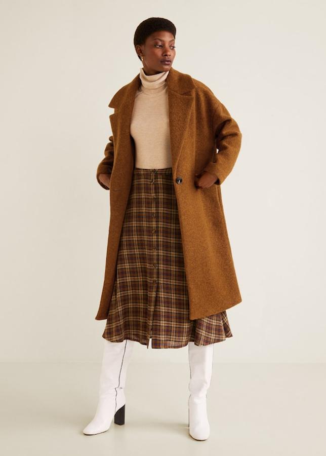 Abrigo lana virgen desestructuradoy largo con cierre de botón en la parte delantera y forro interior (Mango, 49,99 euros).