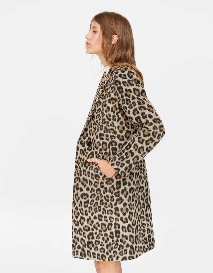 Abrigo con patrón masculino y estampado de leopardo de Stradivarius (29,99 euros).