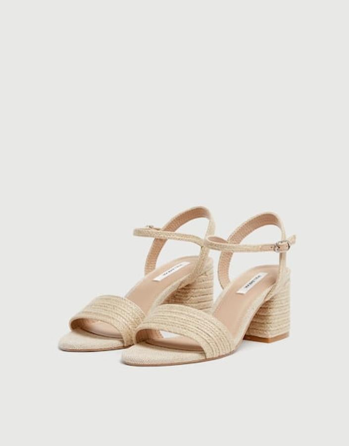 Sandalia de tacón medio con yute natural,  29,99 euros .