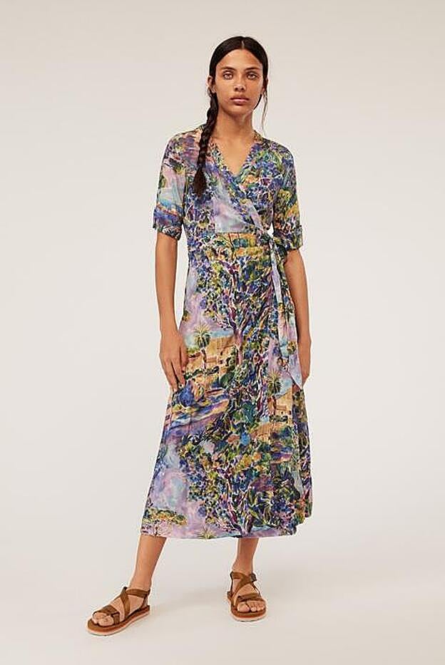 Este vstido estampado de las rebajas de Oysho cuesta 19,99 eruos. Antes costaba 39,95, está a mitad de precio.