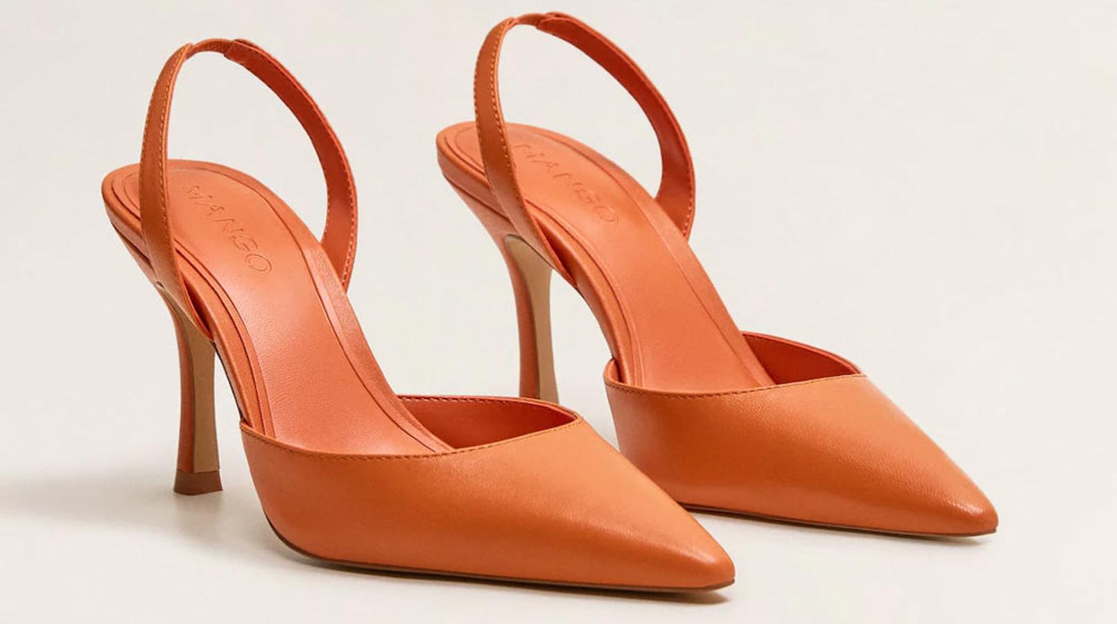 Zapato de piel con tacón y en color naranja, 19,99 euros.