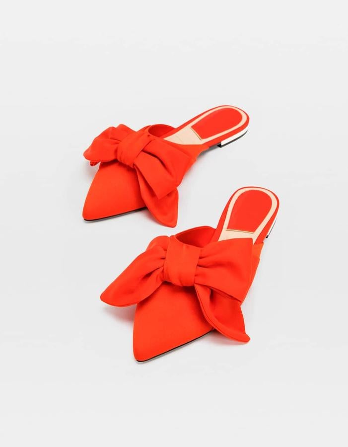 Zapatos mule con detalle de lazo y en color naranja, 15,99 euros.