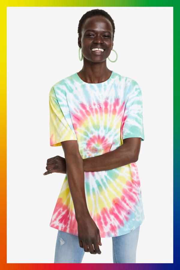 Desigual, otra de las firmas que tiene los colores como característica principal, se ha unido al movimiento con una colección que incluyen camisetas como esta por 39,95 euros.