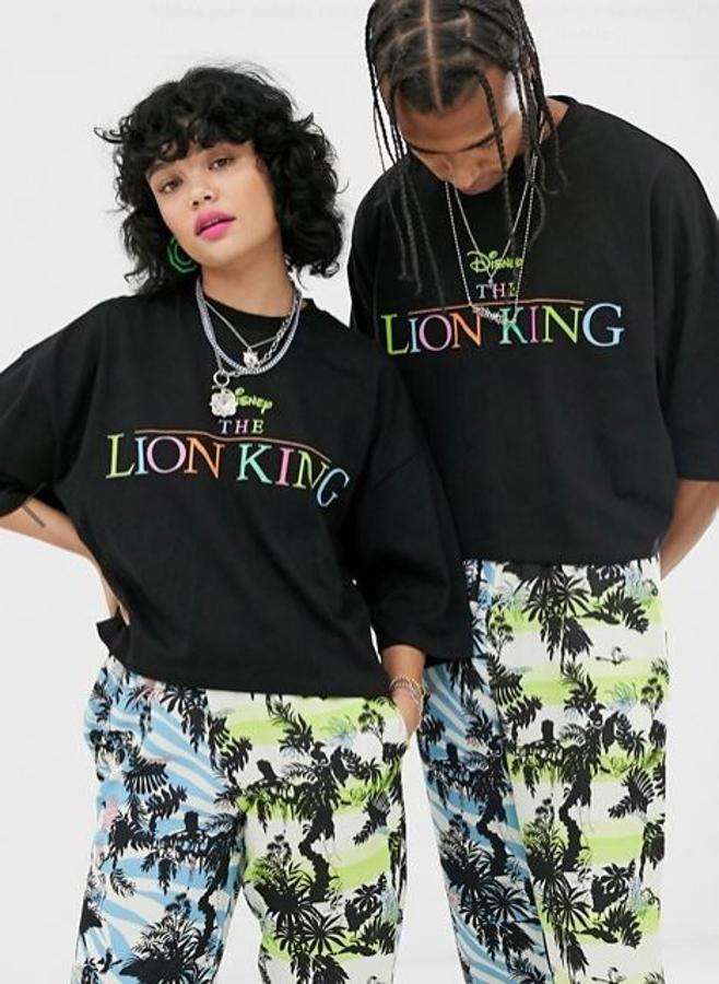 Además de celebrar el Magical Pride en Disneyland París, la marca tiene prendas como esta de El Rey León por 23,99 euros.