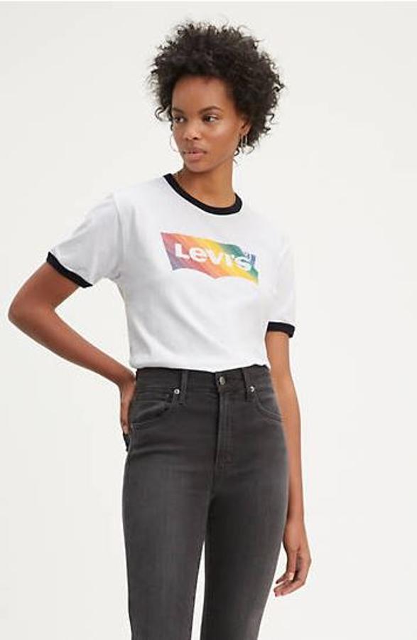 Con motivo del Orgullo, Levis tiene a la venta una selección de prendas con arcoíris de la que hemos destacado su camiseta básica que cuesta 29 euros.