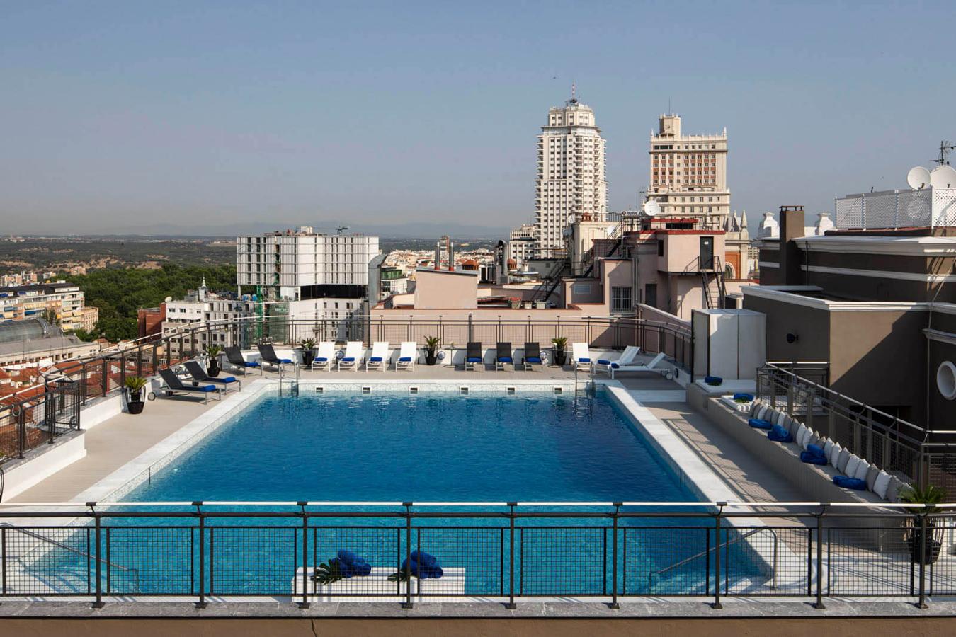 El hotel emperador propone esta piscina para los que echan de menos la playa. Con una tarifa de 50 euros la entrada, puedes disfrutar de un ambiente totalmente ibicenco.