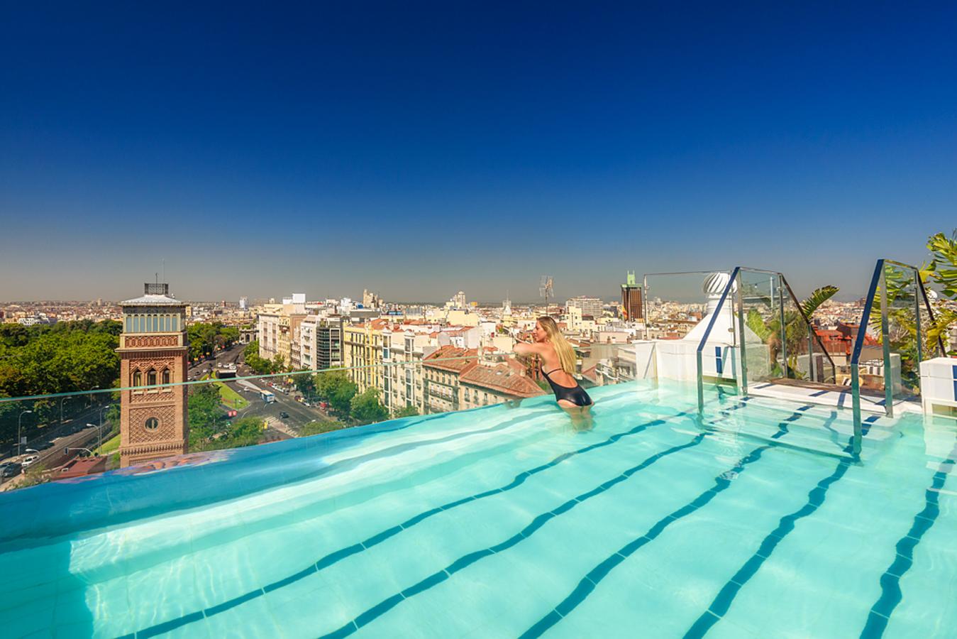 El H10 tiene en su ​terraza El Cielo de Alcalá una piscina con vistas panorámicas de la Calle Alcalá, que incluye zona de hamacas.