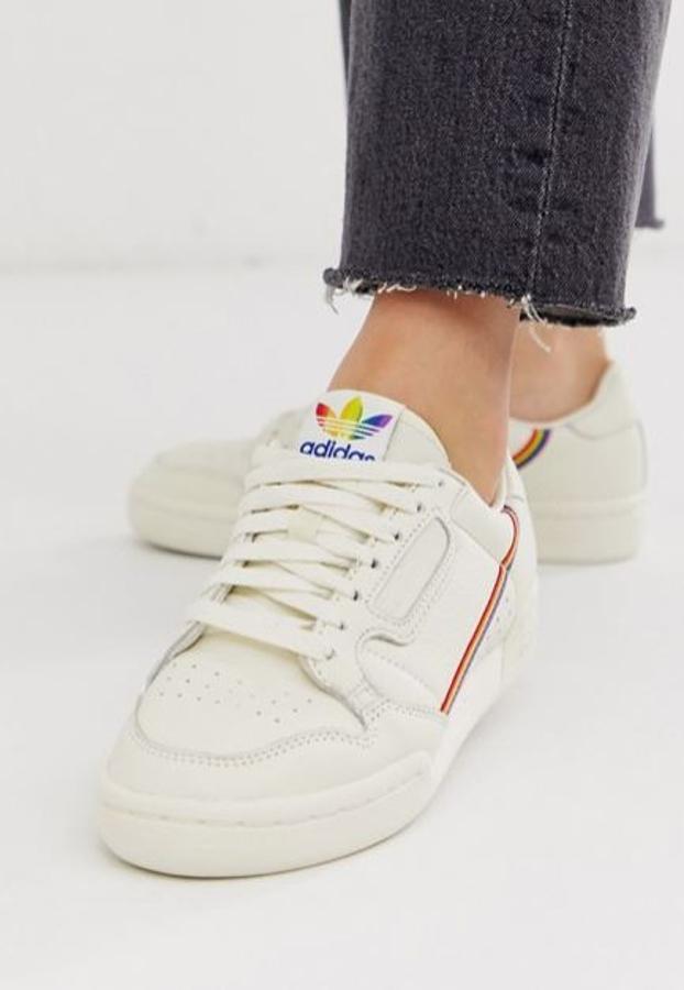 La firma deportiva Adidas tiene disponible zapatillas como este modelo en blanco con las trs bandas de colorines.