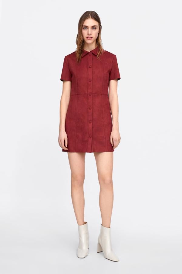 Vestido de Zara de ante con botones por 12,99 euros. Disponible también en tostado y negro.