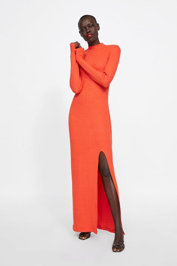 Vestido de Zara de canalé en color naranja por 12,99 euros.
