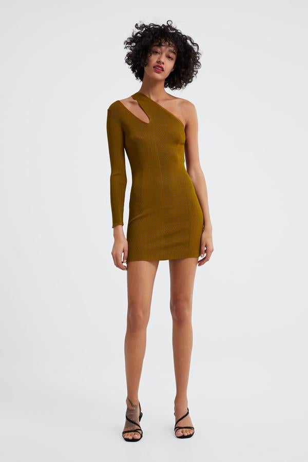 Vestido de Zara cut-out en color oliva por 15,99 euros.