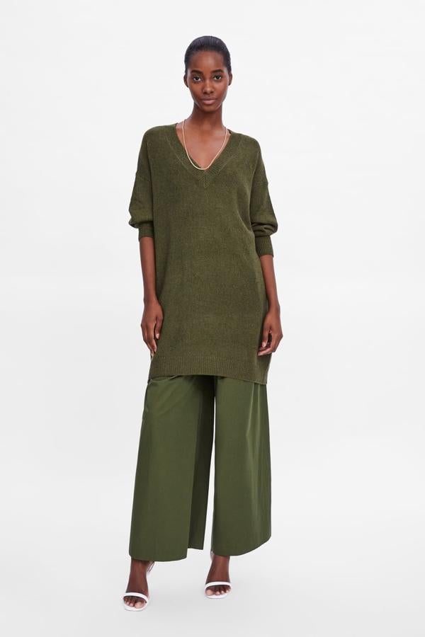 Vestido de punto tipo jersey. Tiene el cuello de pico y está disponible en naranja y negro. Cuesta 15,99 euros.