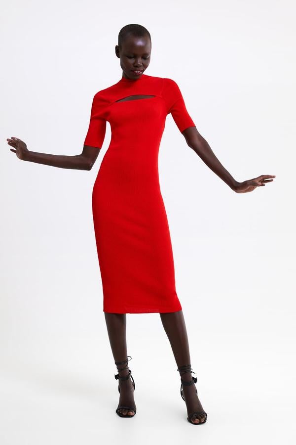 Vestido cut-out de Zara de punto en color rojo por 15,99 euros.