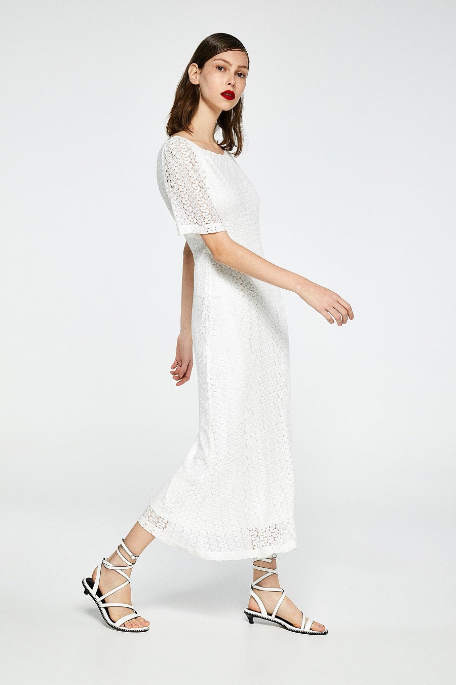 Vestido blanco bordado de manga corta. Cómodo y fresquito para el verano. (29,99 euros).