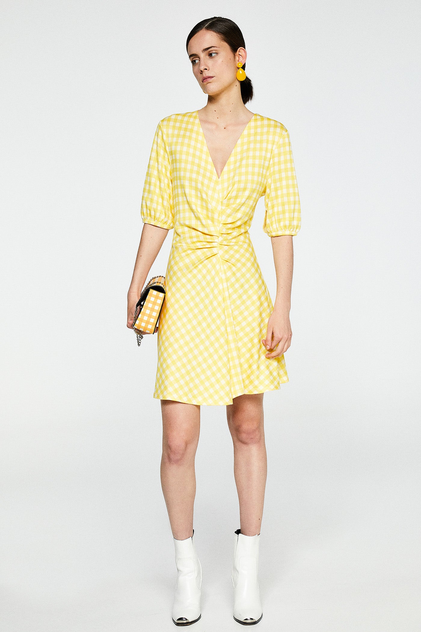 Reinventa y a color a los cuadros vichy clásicos con este vestido amarillo para tu armario. (19,99 euros).