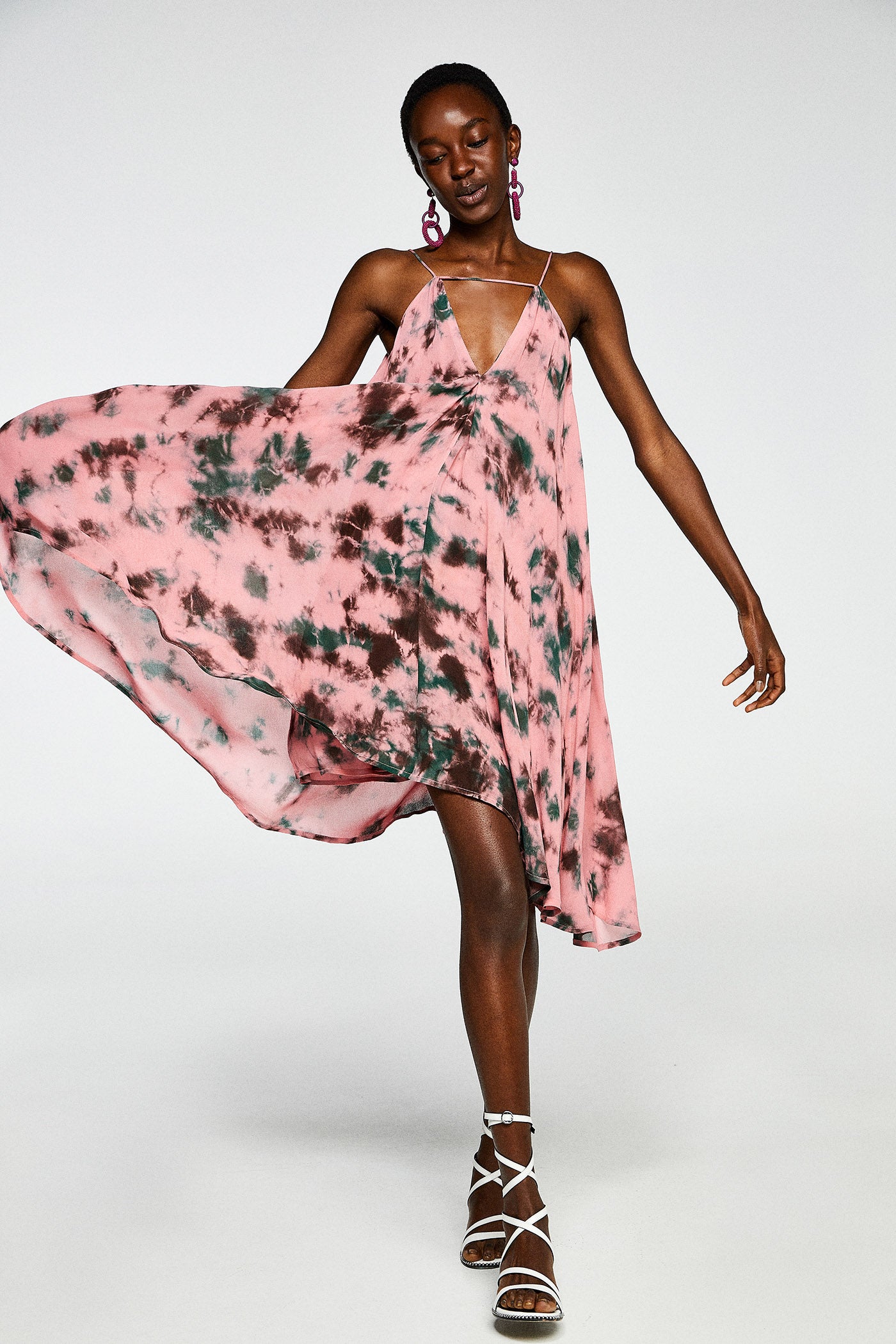 Vestido con vuelo y estampado tie-dye para caer rendida a una de las tendencias estrella del verano. (29,99 euros).