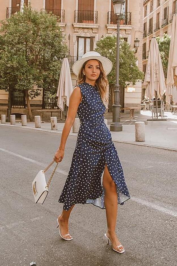 El vestido midi con abertura frontal y lunares blancos de Lovely Pepa.