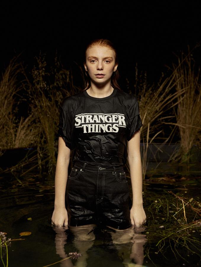 Camiseta de 'Stranger Things' negra con logo de la serie en el centro, de manga corta ( 15,99 euros en Pull&Bear ).