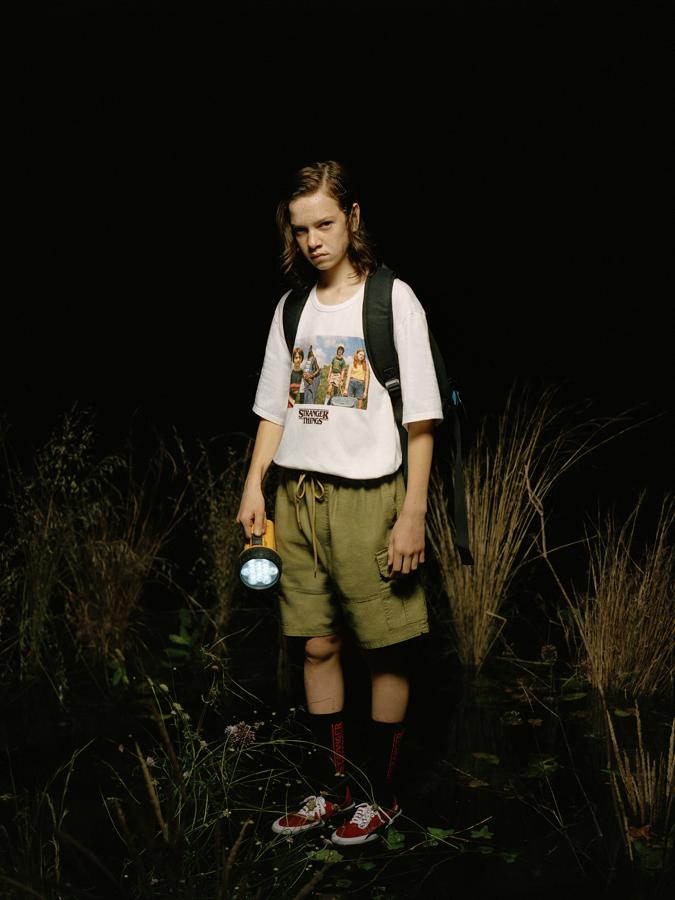 Camiseta de 'Stranger Things' blanca con foto de los personajes en el centro, de manga corta ( 15,99 euros en Pull&Bear ).