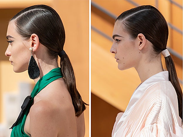 Las coletas bajas y pulidas tan solo se adornan con una discreta cinta negra o blanca.