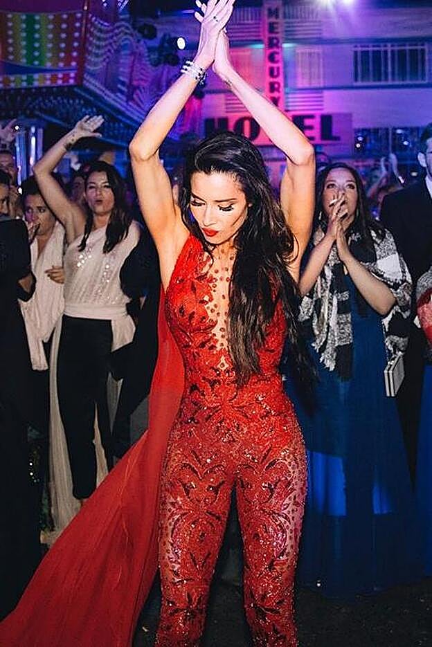 Pilar Rubio llevó un segundo vestido de novia en rojo. En concreto un mono de pedrería diseñado por Zuhair Murad.