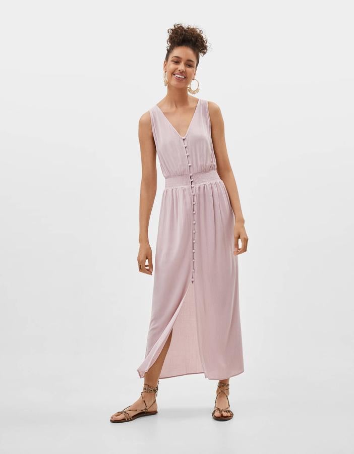 En las rebajas de Bershka nos quedamos con este vestido fluido en color lila, que con el descuento pasa de 29.99 a 16.99 euros.
