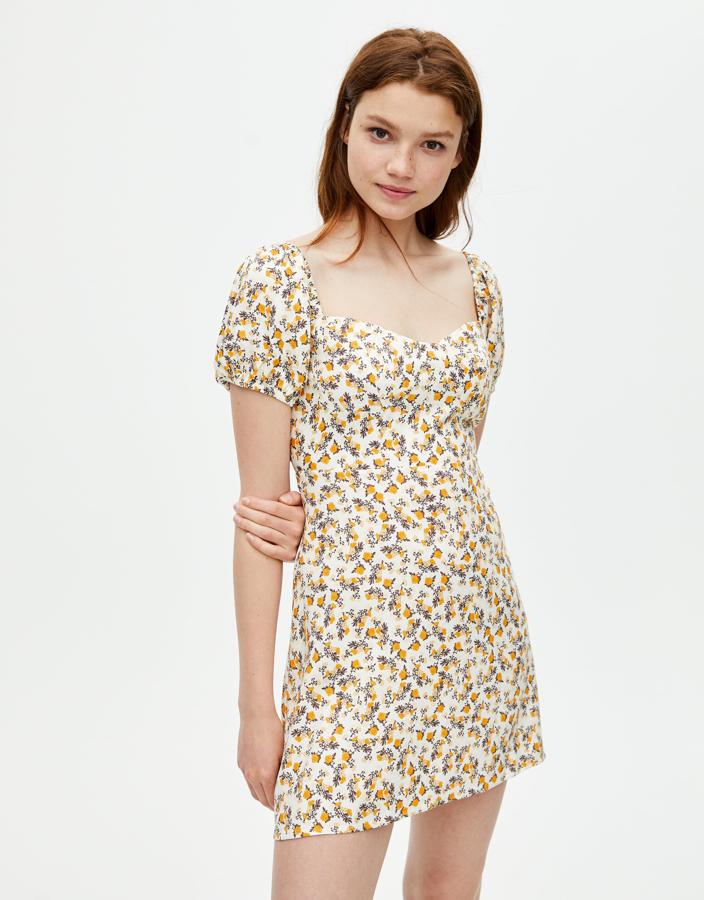 Este mini vestido estampado pasa de 25.99 a 15.99 euros en  las rebajas de Pull&Bear .