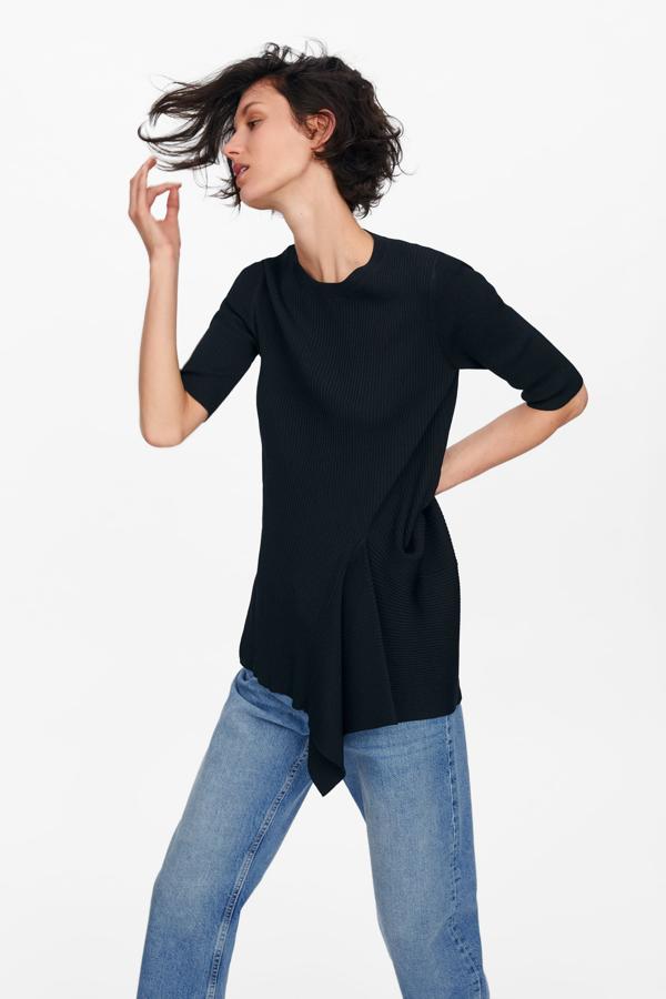 Largo, con un datella de volante lateral, es de canalé negro y cuesta 9,99.