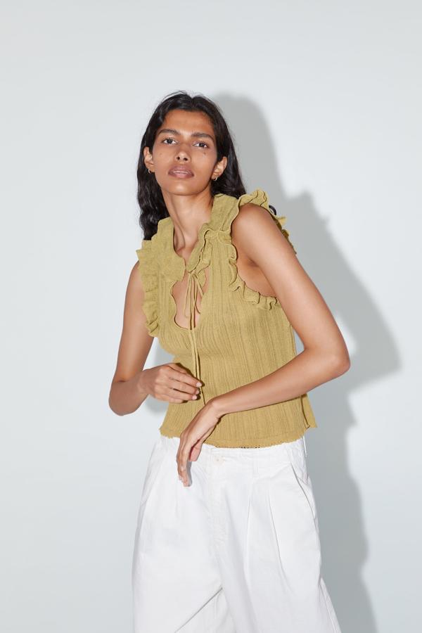 Los volantes se cierran en un escote redondo en este top de canalé en tono arena que queda genial con un pantalón o falda blanca, 7,99 euros.