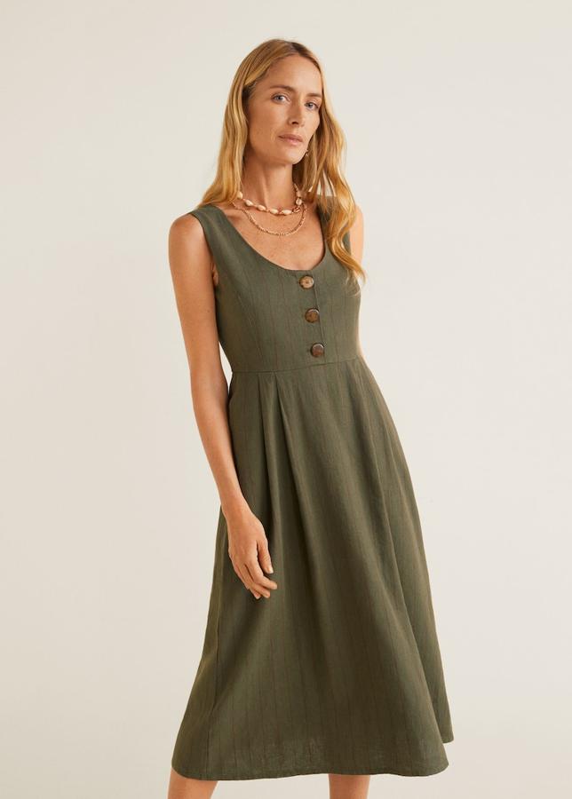 Vestido de lino con diseño de rayas verticales y detalle de botones delantero.