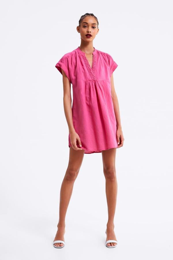 Vestido rústico con mezcla de lino, escote en pico y manga corta con detalle de frunces delantero.