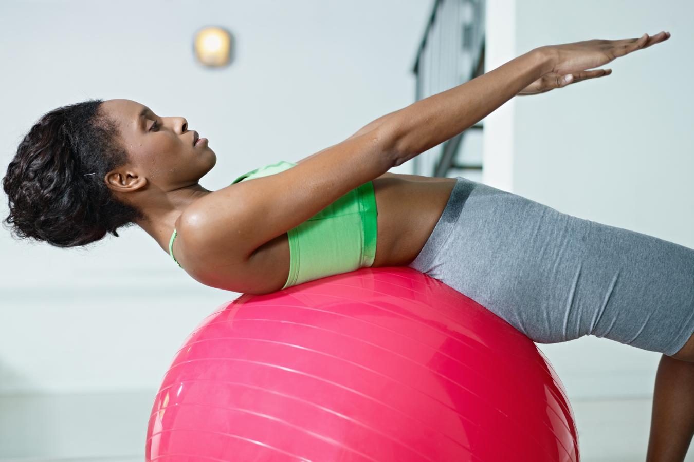 Con una pelota 'fitball' apoya el torso por completo y estira los brazos hacia delante, en esta postura, comienza hacer los abdominales.