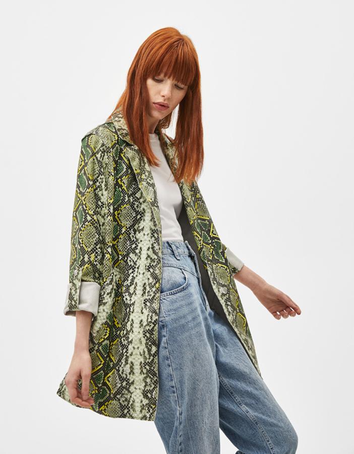 Chaqueta con efecto piel y estampado de serpiente.