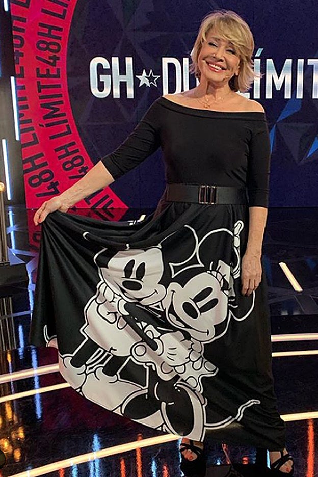 Espectacular falda de Mila Ximénez con Mickey y Minnie Mouse.