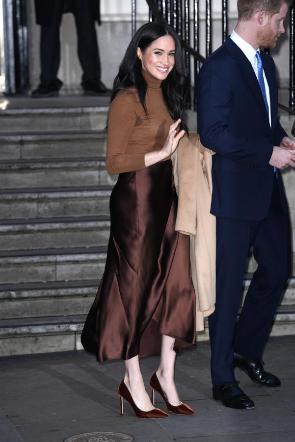 Meghan tampoco se resiste a los encantos de nuestras firmas low cost más internacionales y eligió  una falda midi de raso de Massimo Dutti  para visitar la Casa de Canadá en Londres. Lo hizo con un look en los mismos tonos, con jersey camel de cuello vuelto y salones de terciopelo del mismo color que la falda.