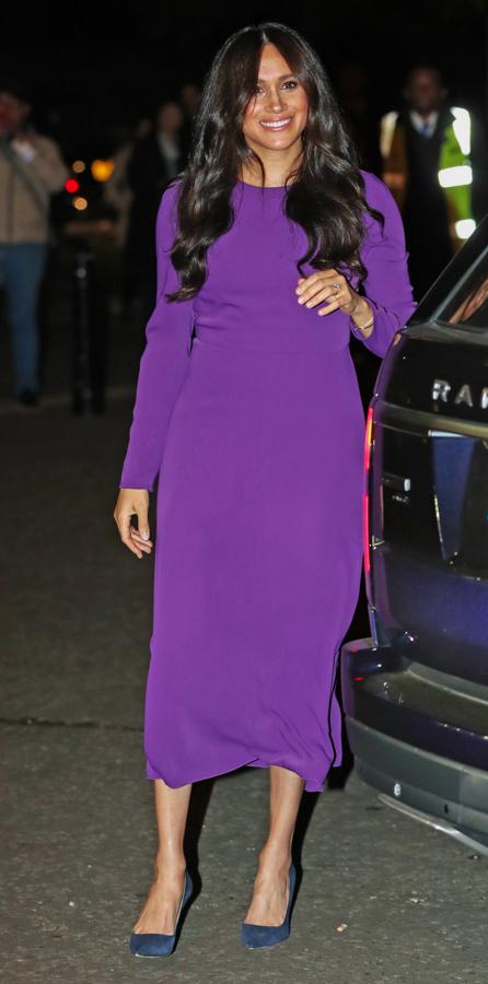 El morado se convirtió durante unos días en  el color recurrente de princesas y reinas . Y Meghan no iba a ser menos, con e ste vestido de rebajas de la firma Aritzia  que fue uno de los primeros que llevo tras dar a luz a su hijo Archie y el elegido para en la ceremonia de inauguración del One Young World Summit que se celebró en el Albert Music Hall de Londres.