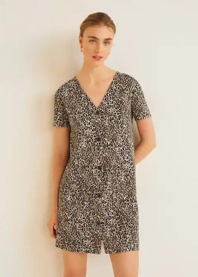 El animal print sigue siendo tendencia y este vestido con botones de Mango cuesta 9,99 euros. También lo hay en estampado de serpiente.
