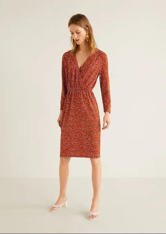 Otra de las tendencias es el estampado de topitos. Este vestido rojo de Mango también lo hay disponible en negro y cuesta 9,99 euros.