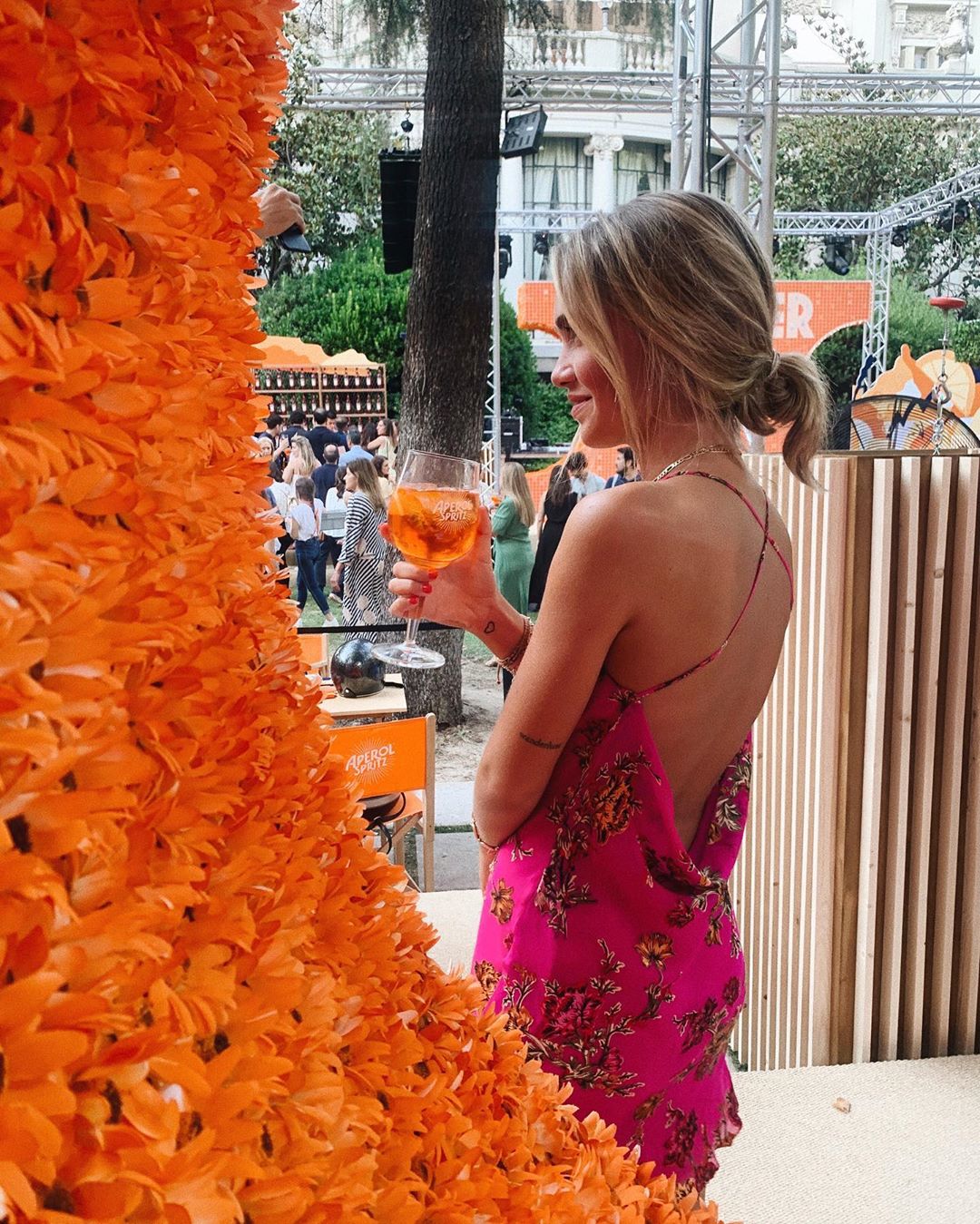 Carlota Webern siempre nos descubre nuevas marcas y entre ellas se encuentra Rat & Boa, de donde es este vestido fucsia estampado que tanto nos ha gustado. Si quieres looks de invitada y también informales, este sitio es el indicado para llenar tu armario con un toque de aire fresco.