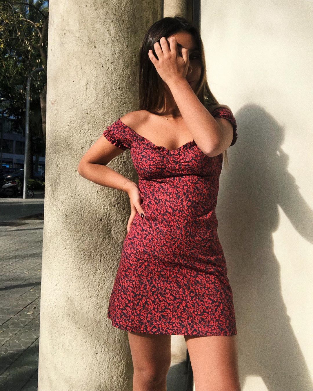 Inés Arroyo, influencer y empresaria, es la fundadora de Laagam, una firma de moda que nace en Barcelona. Sus diseños ya se encuentran por todas partes, aportando un toque especial y diferente en cada uno de sus productos. El  vestido de la imagen  está ahora rebajado a 39 euros.