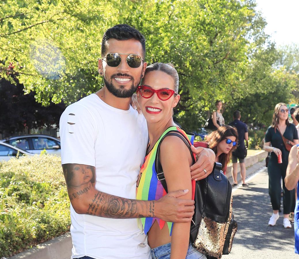 Tamara Gorro acudió acompaña por su marido, Ezequiel Garay, y con un estilismo muy adecuado para la ocasión. "El amor es libre. Preparada y dispuesta a pasarlo maravillosamente bien en este día. Rodeada de personas que solo quieren amar, disfrutar y vivir. Yo soy una más porque amo y soy correspondida y no soy rara por quere a un hombre, pero tampoco lo son aquellas que desean a personas de su mismo sexo", escribió en Instagram minutos antes.