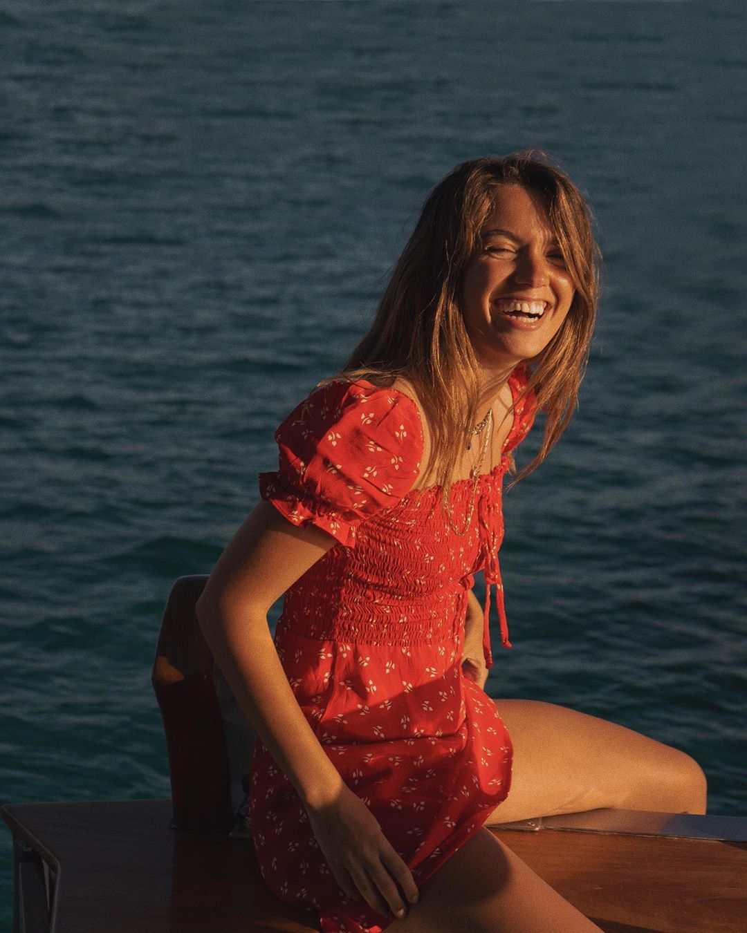 El armario de Tina tiene más d euno y de dos vestidos de Faithfull the Brand, una firma de moda donde bien puedes encontrar looks para el día a día como para citas más especiales. Entre nuestros favoritos se encuentra este modelo, valorado en 153 euros y otro diseño en colores naranjas y amarillos. ¡Son totalmente alegres!