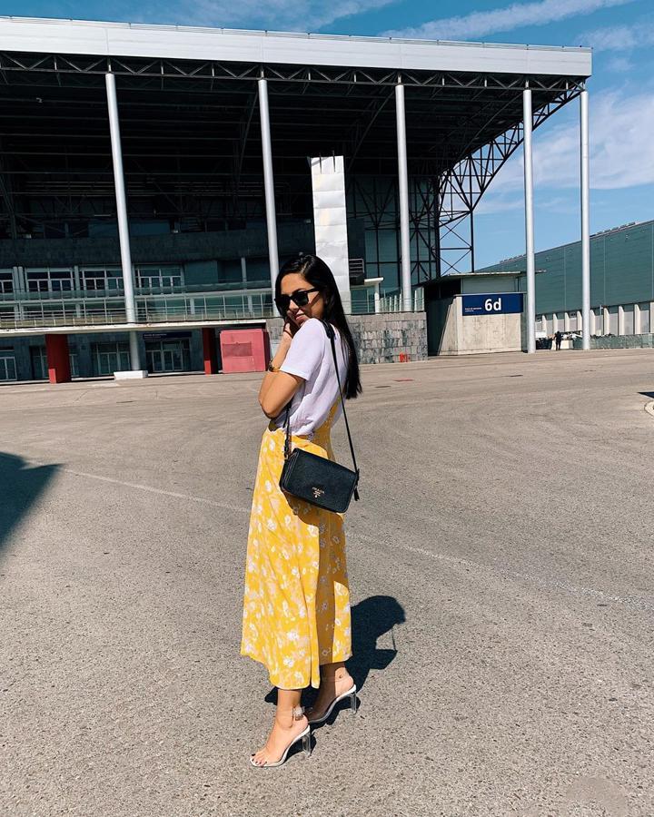 Andrea Rueda presenció algunos de los desfiles de la Mercedes-Benz Fashion Week con un vestido amarillo de Amichi.