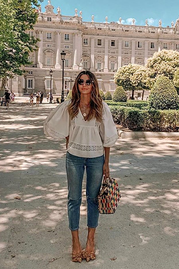 Otro look de día perfecto de Lovely Pepa, con blusa blanca y romántica.