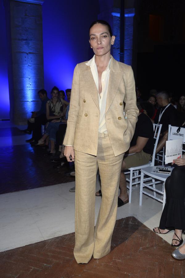 Laura Ponte escogió este traje de lino beige para el desfile de Pedro del Hierro.