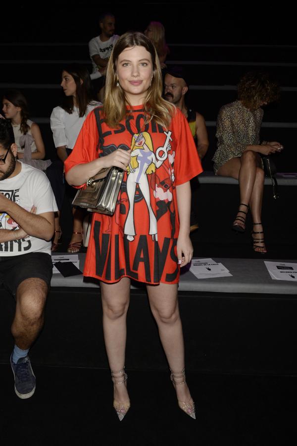 La actriz Miriam Giovanelli escogió un vestido tipo camiseta de María Escoté para ir al desfile de la diseñadora, que conjuntó con zapatos de Juan Vidal y bolso de Bulgari.