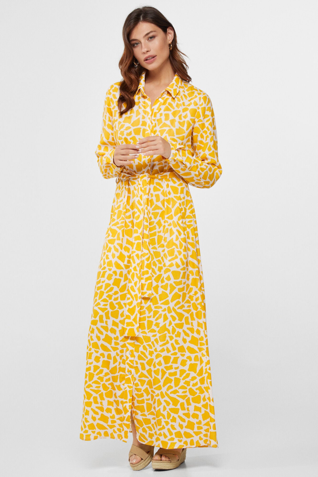 Cada vez somos más fans de los vestidos camiseros para looks de invitada. En este caso, el largo al tobillo está permitido incluso en bodas de día, y este de las rebajas de Cortefiel es un acierto seguro: pasa de 79.95 a 49.99 euros.