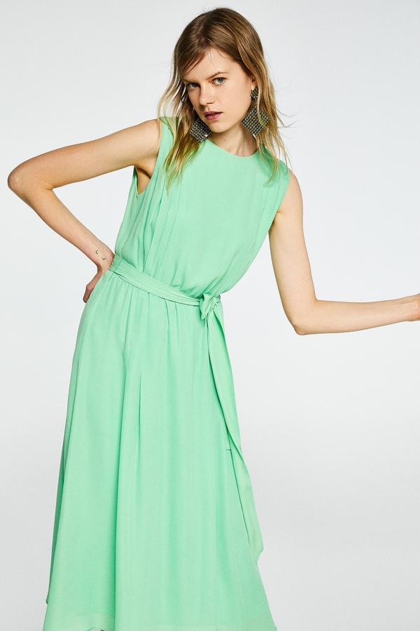 Sencillo y perfecto para reutilizar después de la boda a la que te hayan invitado, este vestido de Sfera pasa de 39.99 a 29.99 euros en las rebajas.