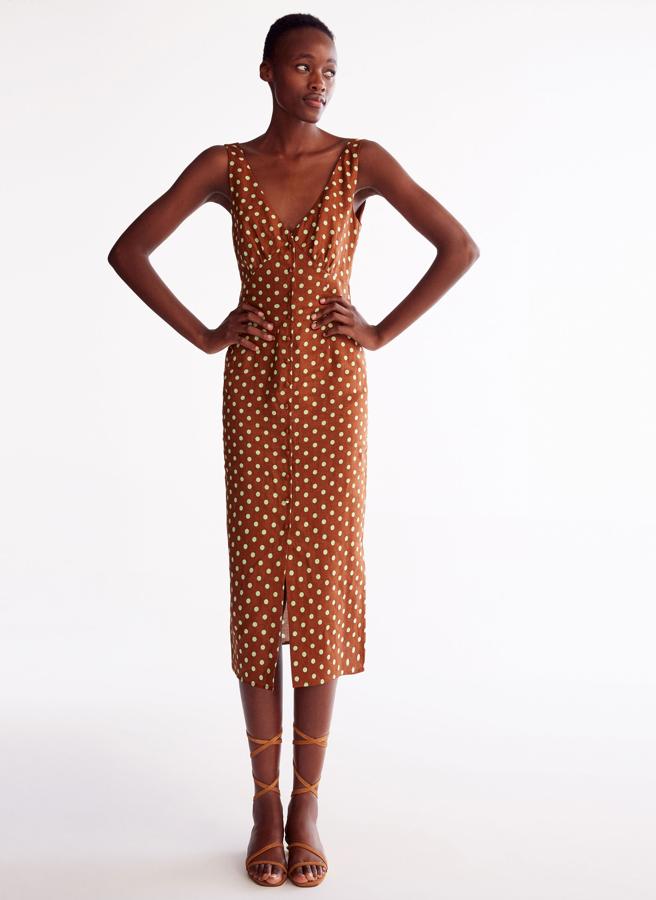 Tan bonito es este vestido de lunares de las rebajas de Uterqüe, que está en 'coming soon' y esperamos que lo repongan pronto, porque lo necesitamos para nuestra próxima boda de día. Su precio pasa de 99 a 49.95 euros.